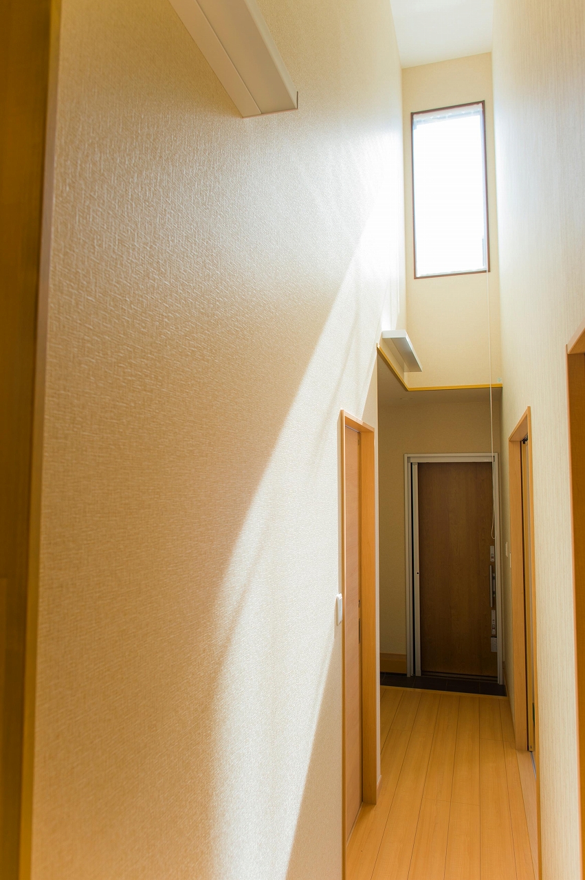 吹抜け・自然光・オープンな木製階段の家／栃木県宇都宮市