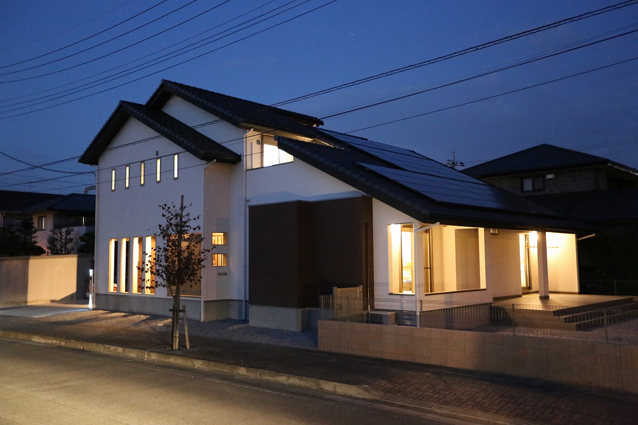 大屋根・太陽光発電・テラス／栃木県栃木市の家