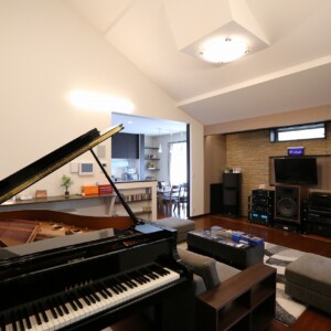 グランドピアノ・小ホール・勾配天井/栃木県栃木市の家